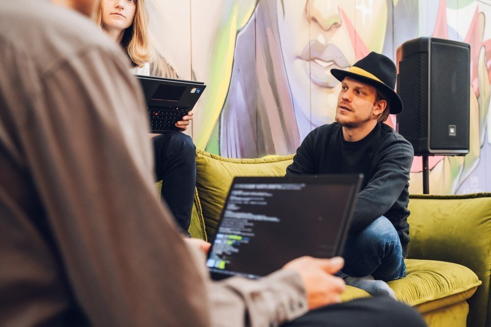 djangsters team beim Arbeiten auf dem Sofa